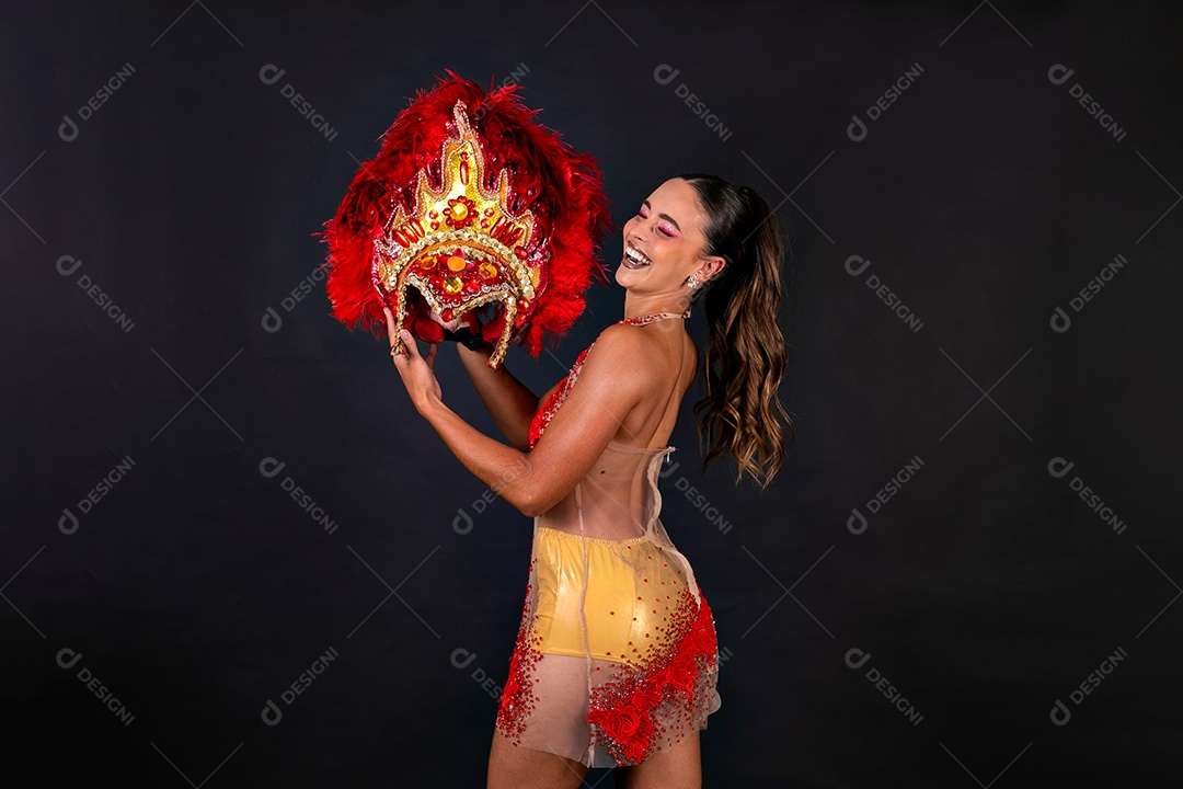 Linda mulher fantasiada sorridente sobre fundo isolado