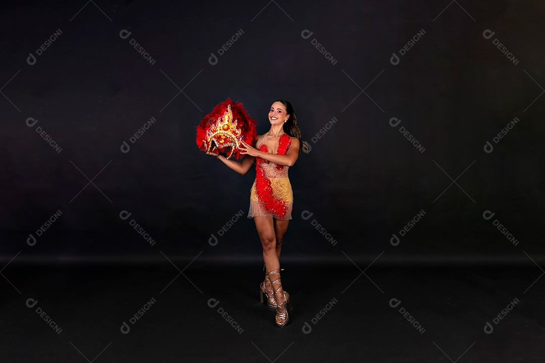 Linda mulher fantasiada sorridente sobre fundo isolado