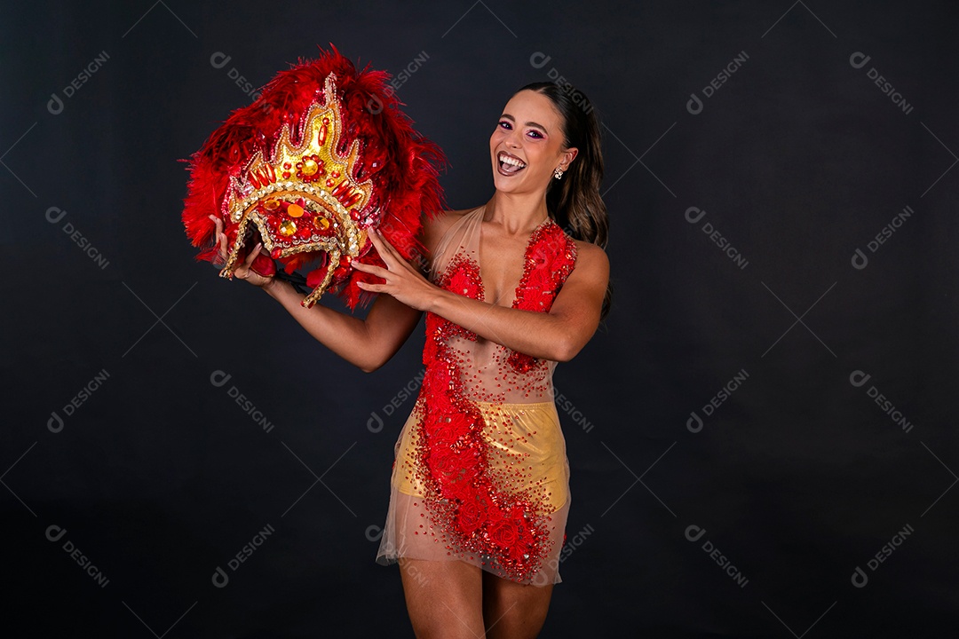 Linda mulher fantasiada sorridente sobre fundo isolado