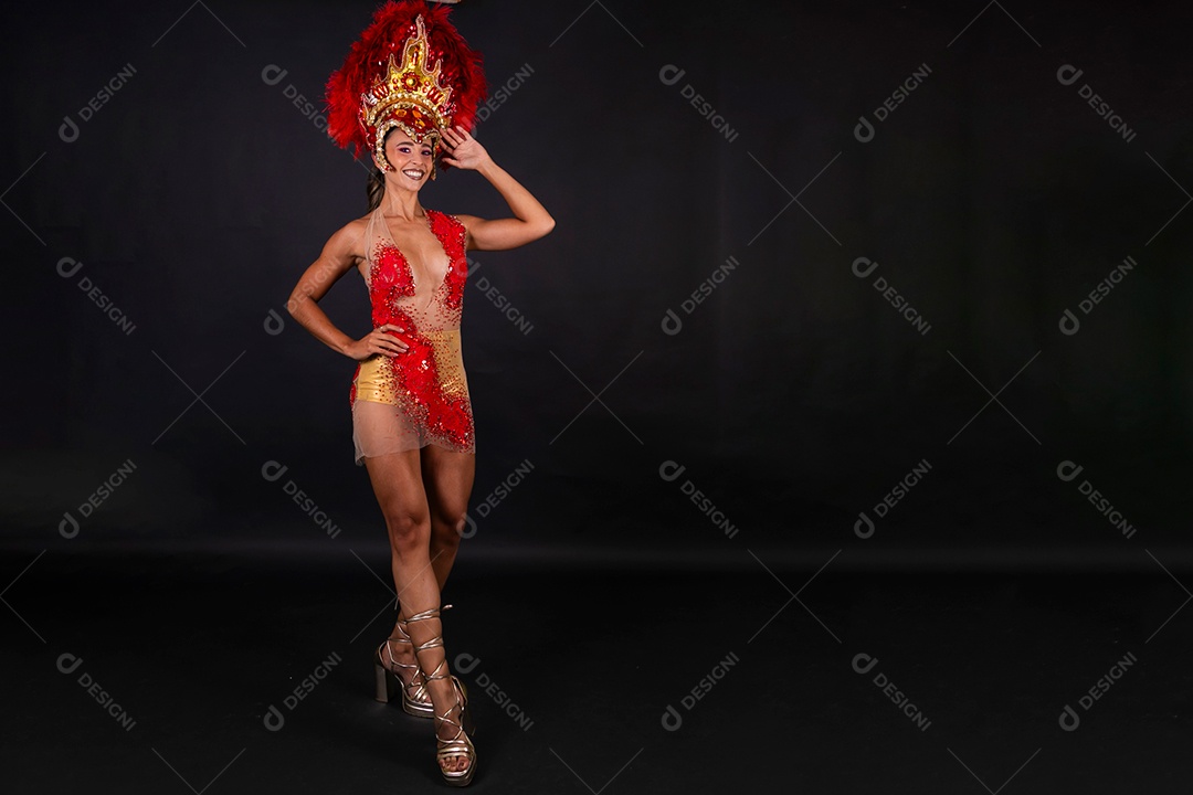 Linda mulher fantasiada sorridente sobre fundo isolado