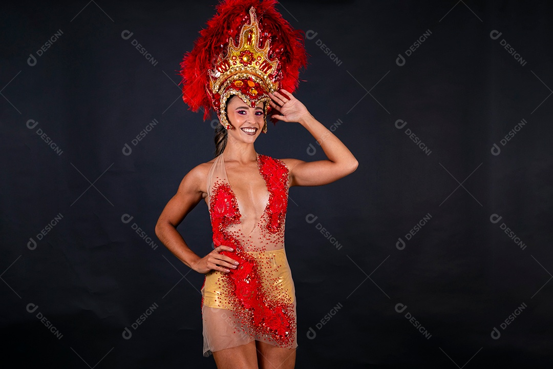 Linda mulher fantasiada sorridente sobre fundo isolado