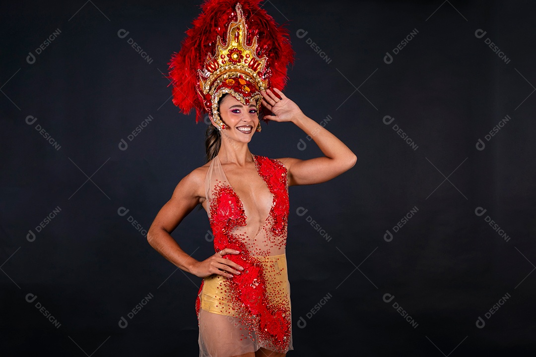 Linda mulher fantasiada sorridente sobre fundo isolado