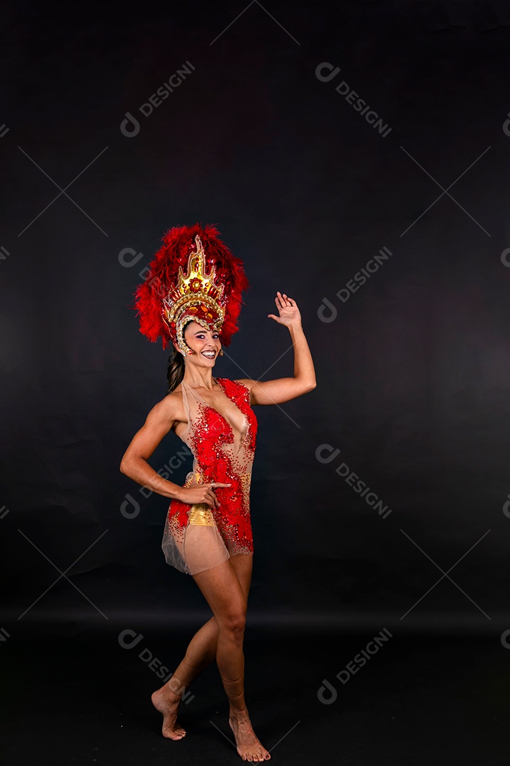 Linda mulher fantasiada sorridente sobre fundo isolado