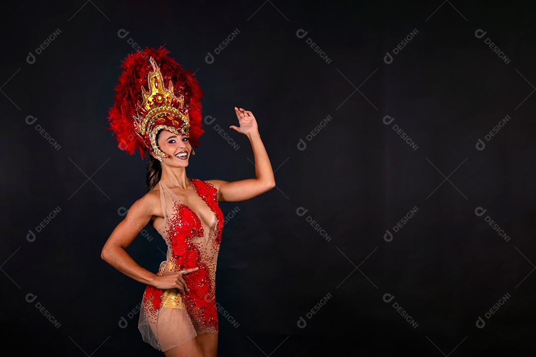 Linda mulher fantasiada sorridente sobre fundo isolado