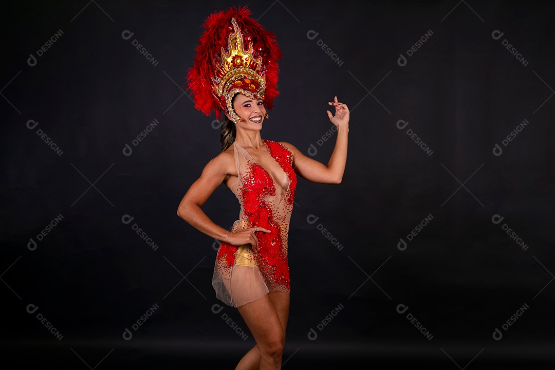 Linda mulher fantasiada sorridente sobre fundo isolado