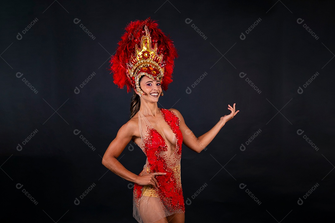 Linda mulher fantasiada sorridente sobre fundo isolado