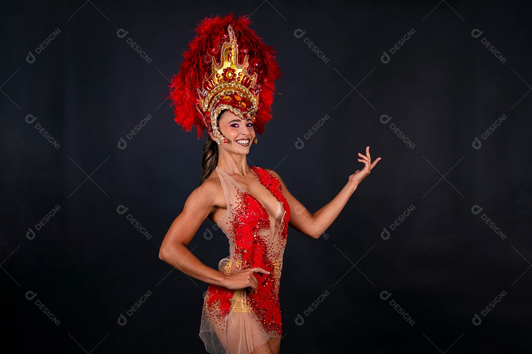 Linda mulher fantasiada sorridente sobre fundo isolado