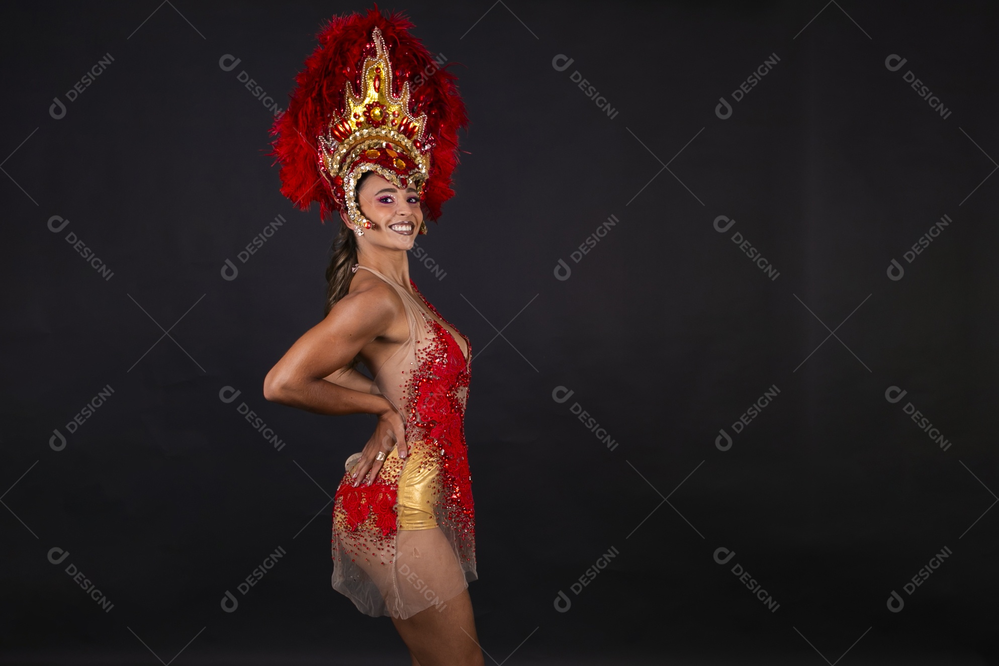 Linda mulher fantasiada sorridente sobre fundo isolado