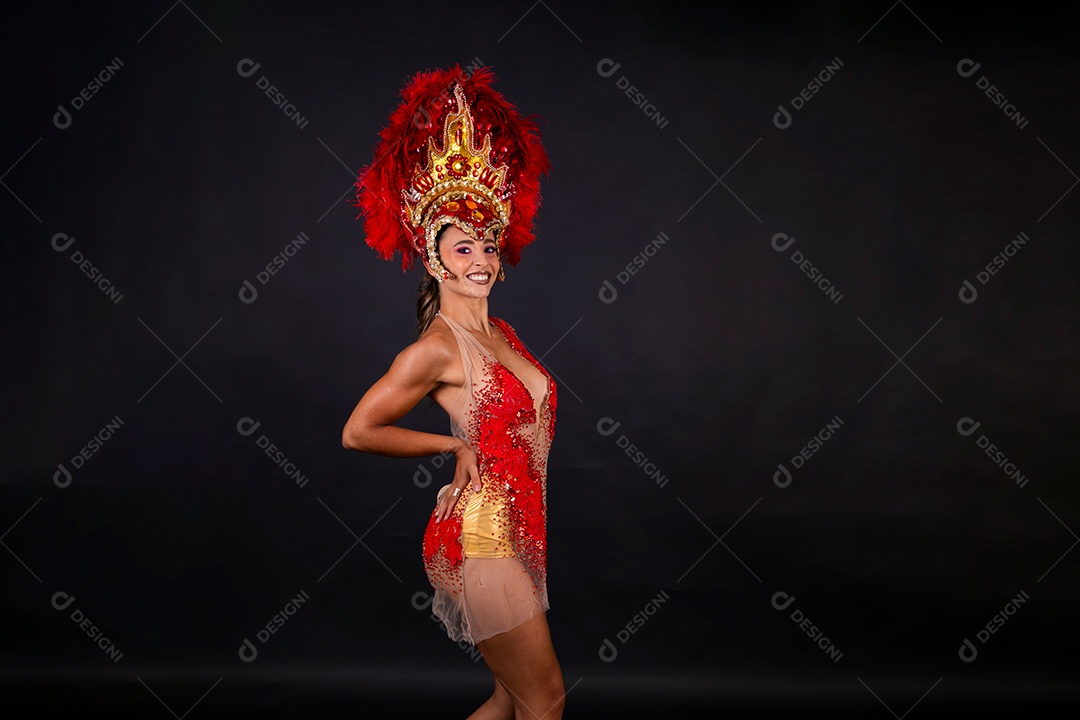 Linda mulher fantasiada sorridente sobre fundo isolado