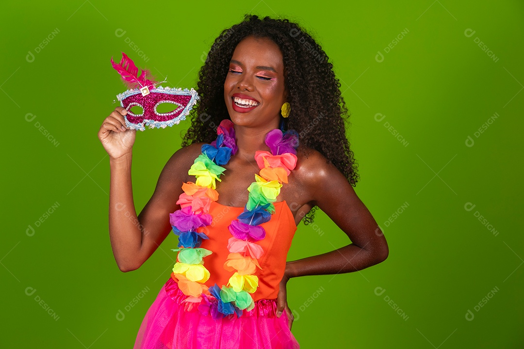 Linda morena do cabelo cacheado sorridente fantasiada sobre fundo verde isolado