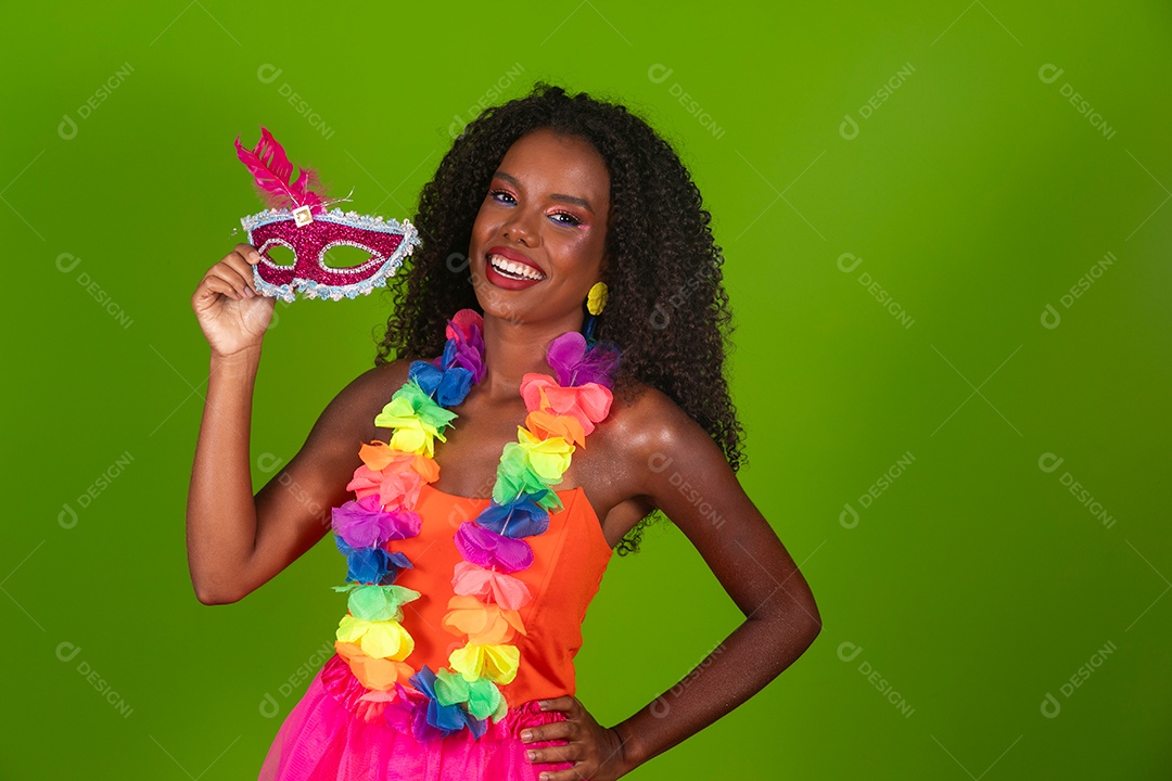 Linda morena do cabelo cacheado sorridente fantasiada sobre fundo verde isolado