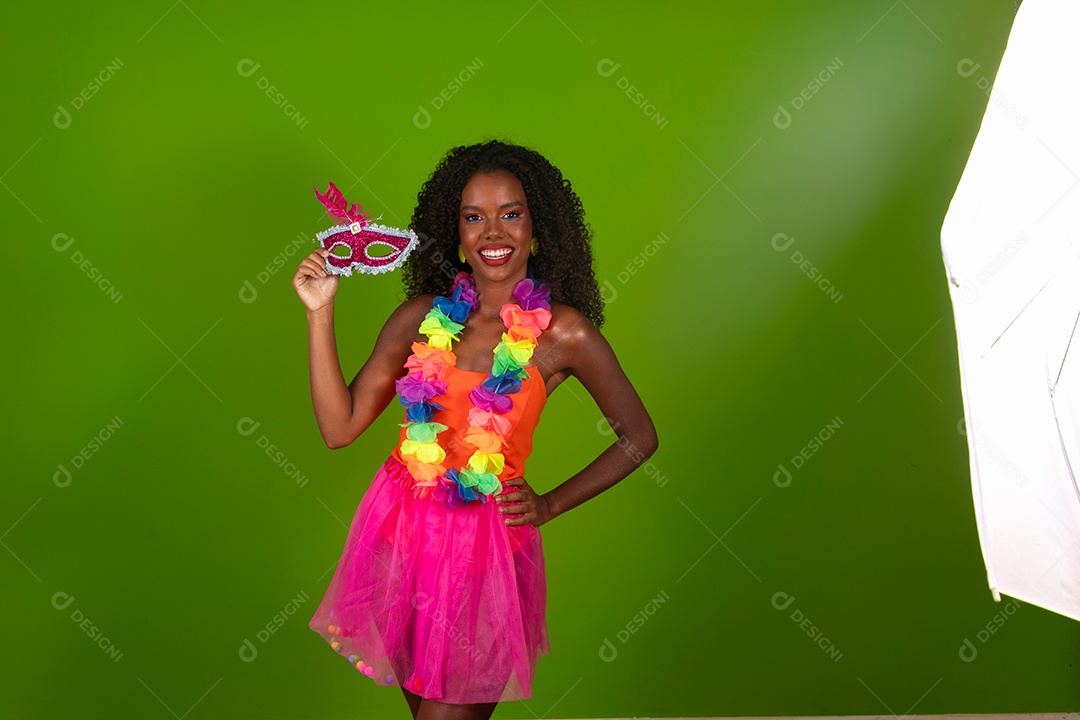 Linda morena do cabelo cacheado sorridente fantasiada sobre fundo verde isolado