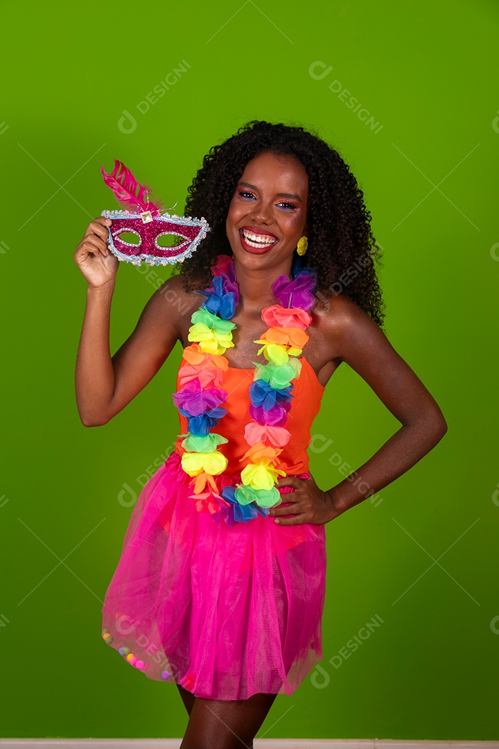 Linda morena do cabelo cacheado sorridente fantasiada sobre fundo verde isolado