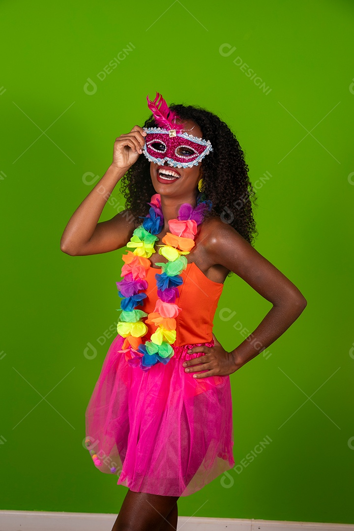 Linda morena do cabelo cacheado sorridente fantasiada sobre fundo verde isolado