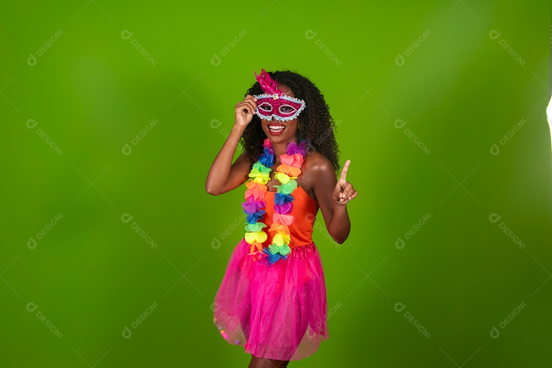 Linda morena do cabelo cacheado sorridente fantasiada sobre fundo verde isolado