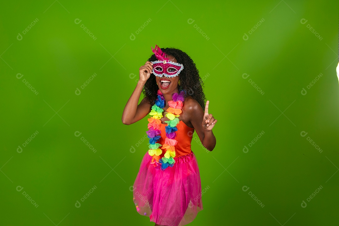 Linda morena do cabelo cacheado sorridente fantasiada sobre fundo verde isolado