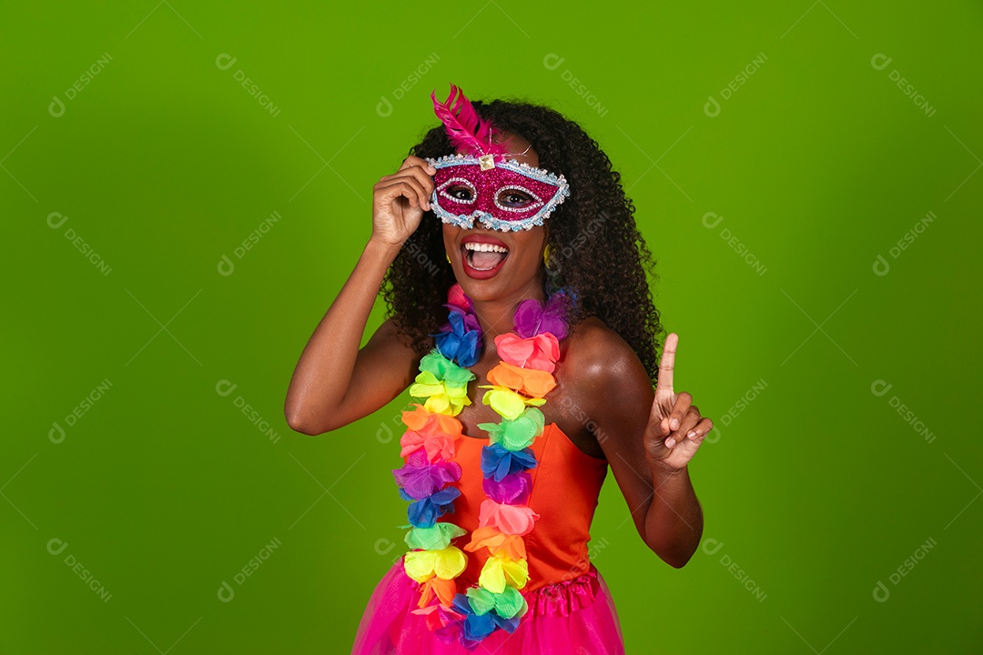 Linda morena do cabelo cacheado sorridente fantasiada sobre fundo verde isolado