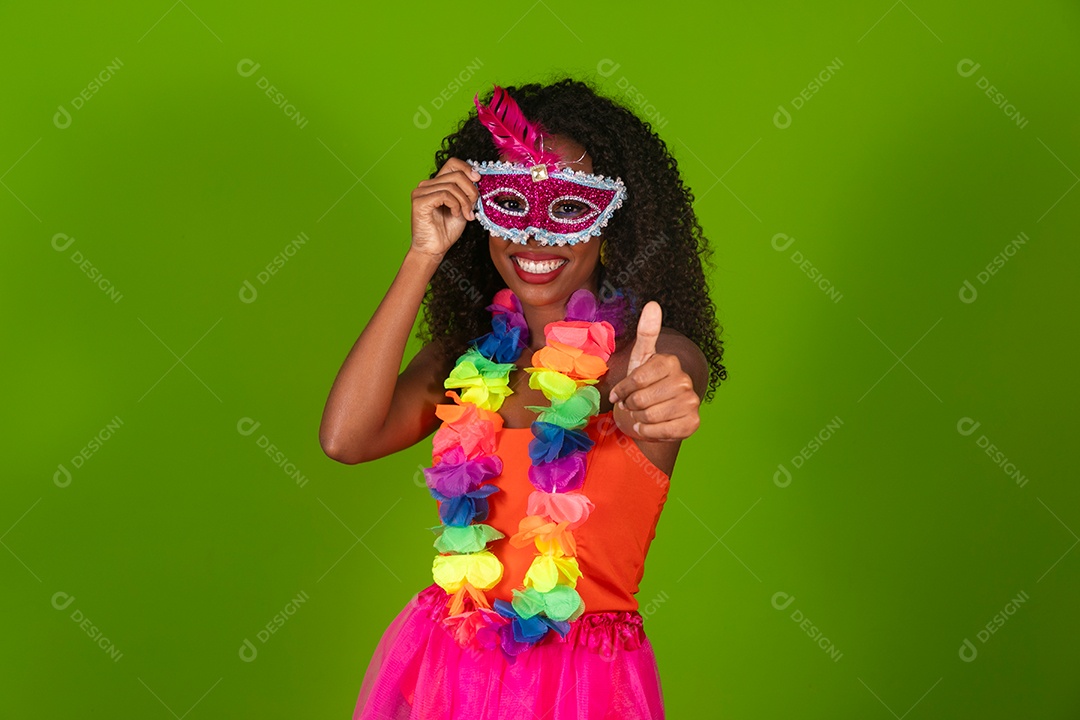 Linda morena do cabelo cacheado sorridente fantasiada sobre fundo verde isolado