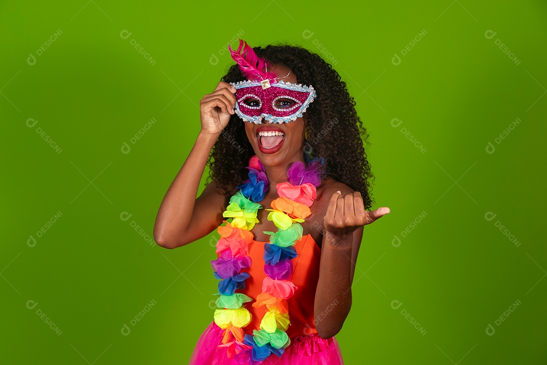 Linda morena do cabelo cacheado sorridente fantasiada sobre fundo verde isolado