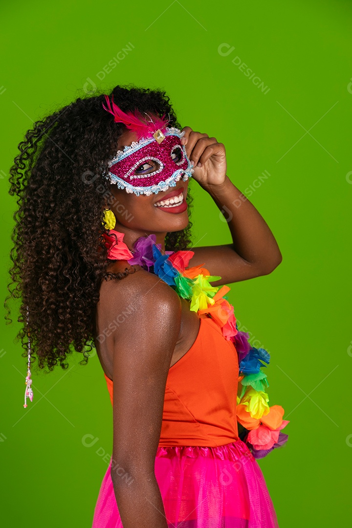 Linda morena do cabelo cacheado sorridente fantasiada sobre fundo verde isolado