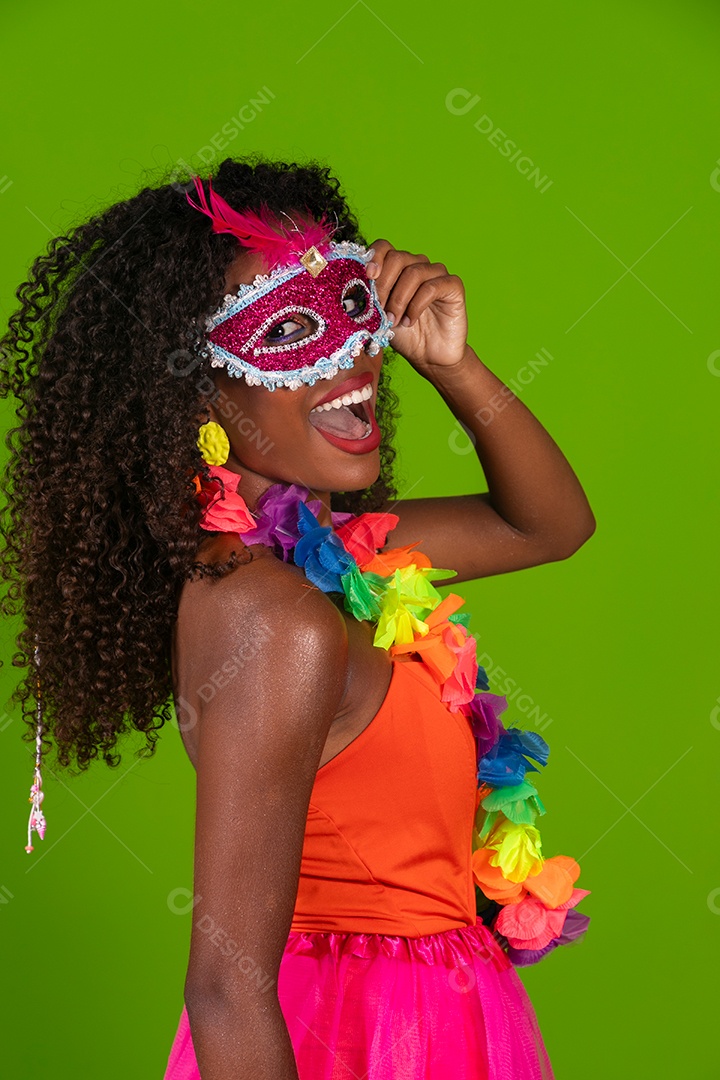 Linda morena do cabelo cacheado sorridente fantasiada sobre fundo verde isolado