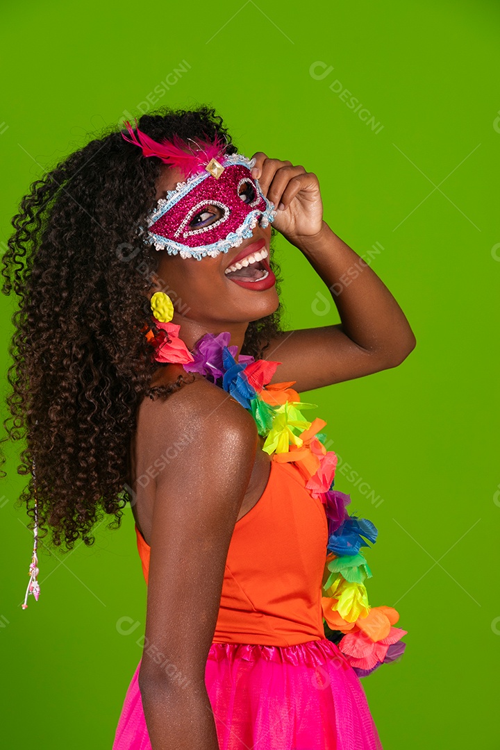 Linda morena do cabelo cacheado sorridente fantasiada sobre fundo verde isolado