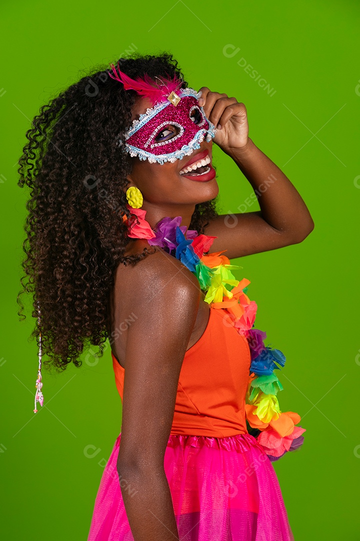 Linda morena do cabelo cacheado sorridente fantasiada sobre fundo verde isolado