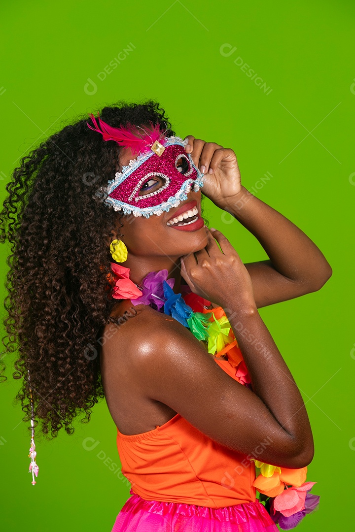 Linda morena do cabelo cacheado sorridente fantasiada sobre fundo verde isolado