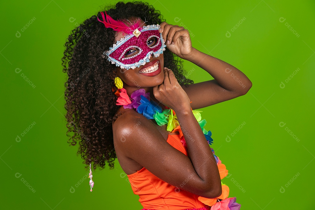 Linda morena do cabelo cacheado sorridente fantasiada sobre fundo verde isolado