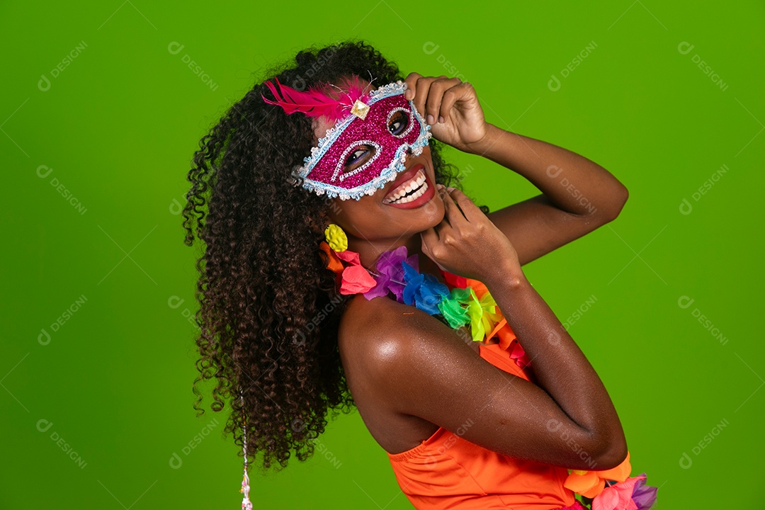 Linda morena do cabelo cacheado sorridente fantasiada sobre fundo verde isolado