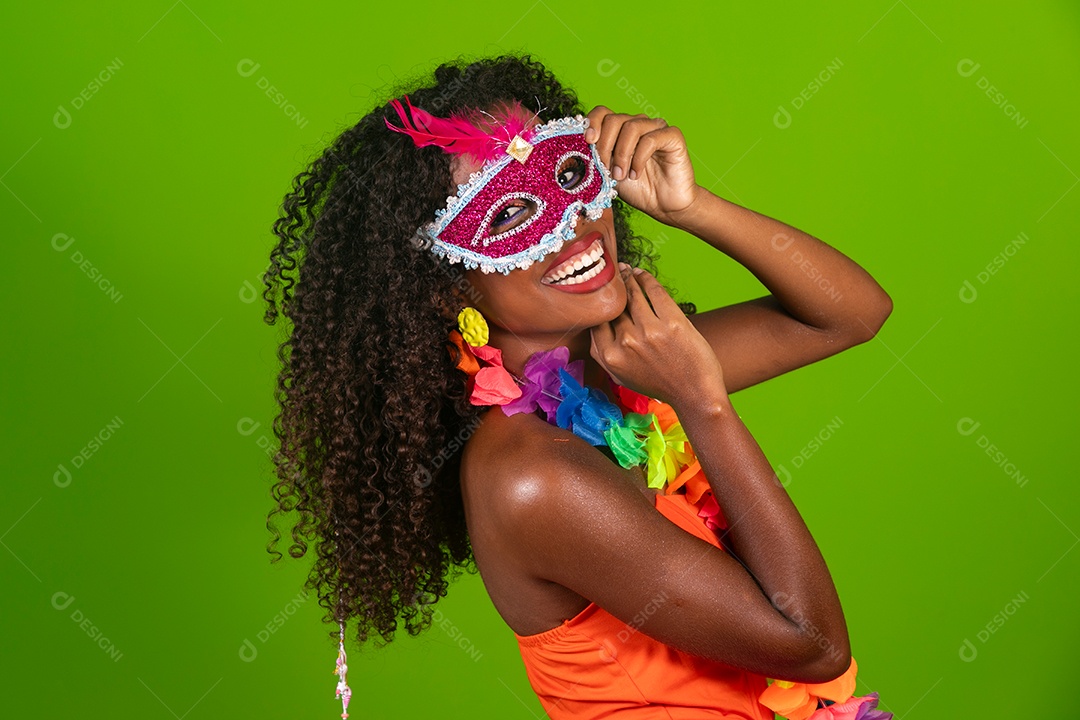 Linda morena do cabelo cacheado sorridente fantasiada sobre fundo verde isolado