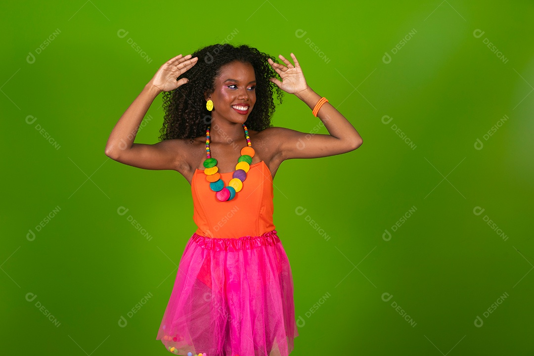 Linda morena do cabelo cacheado sorridente fantasiada sobre fundo verde isolado