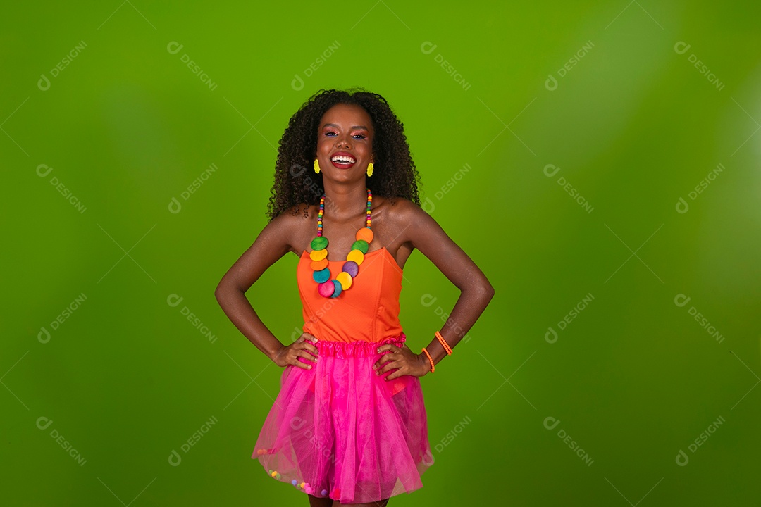 Linda morena do cabelo cacheado sorridente fantasiada sobre fundo verde isolado