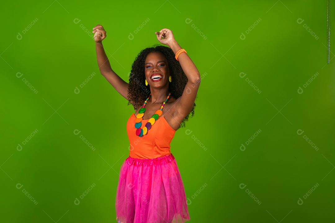 Linda morena do cabelo cacheado sorridente fantasiada sobre fundo verde isolado