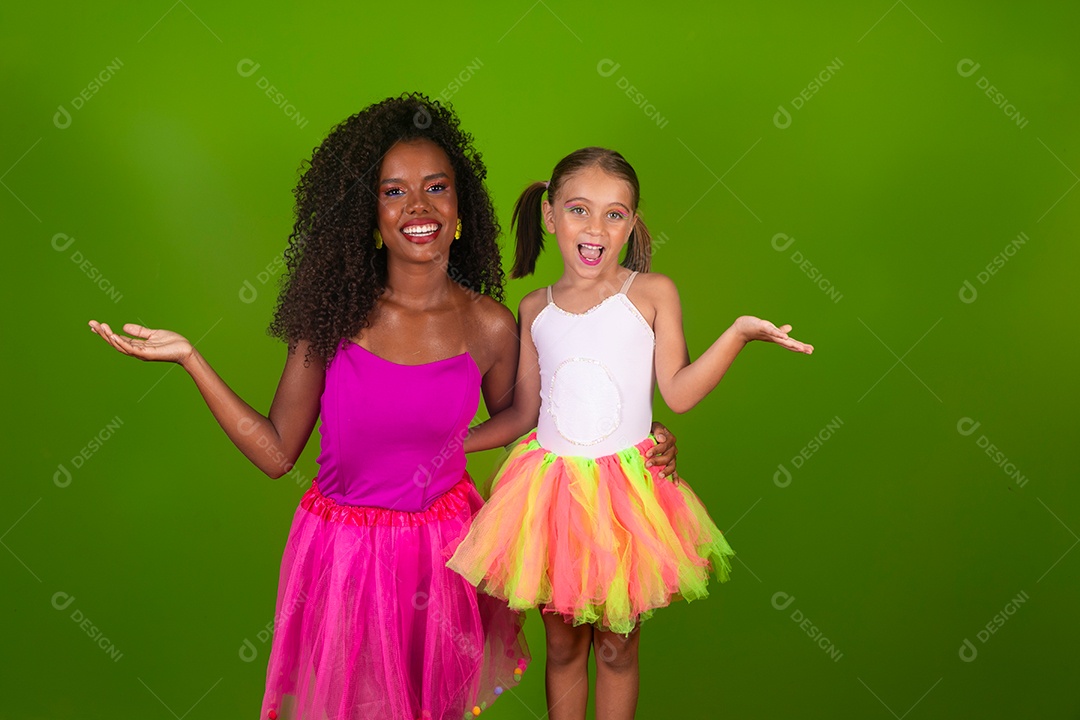 Duas lindas mulheres usando conjunto de carnaval sobre fundo verde isolado