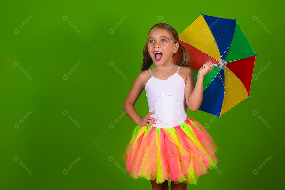 Linda joven loira usando conjunto de carnaval segurando guarda-chuva sobre fundo verde isolado