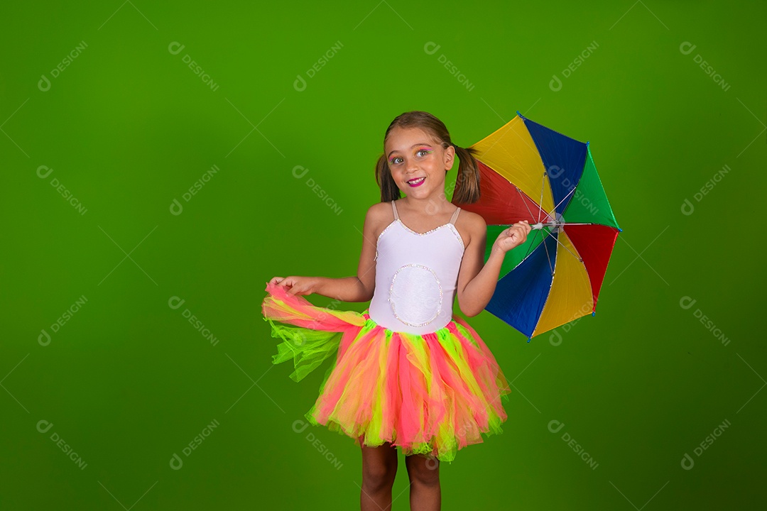 Linda joven loira usando conjunto de carnaval segurando guarda-chuva sobre fundo verde isolado