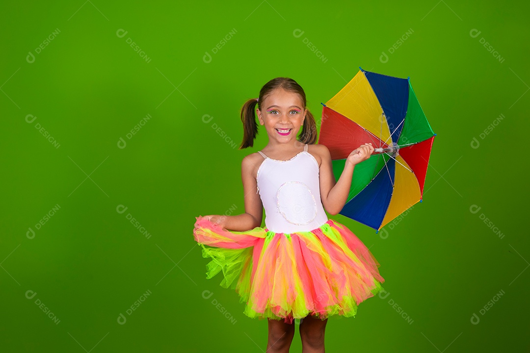 Linda joven loira usando conjunto de carnaval segurando guarda-chuva sobre fundo verde isolado
