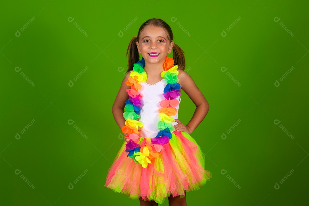 Linda joven loira usando conjunto de carnaval  sobre fundo verde isolado