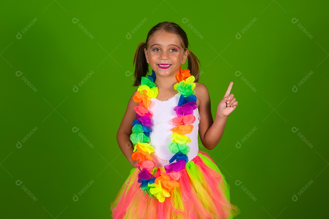 Linda joven loira usando conjunto de carnaval  sobre fundo verde isolado