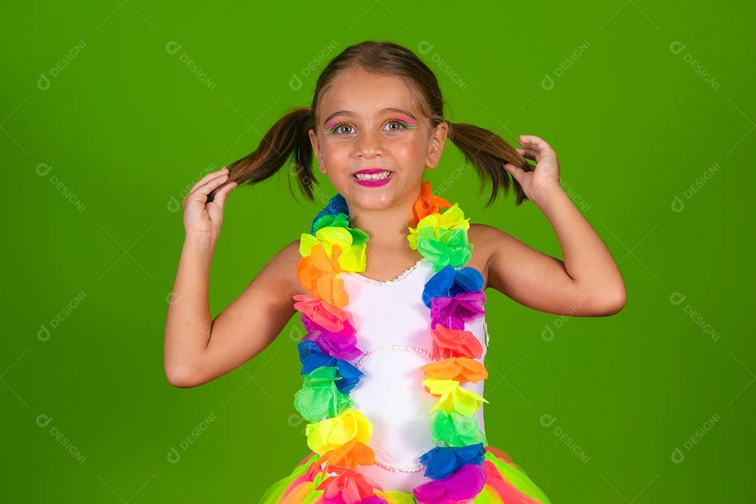 Linda joven loira usando conjunto de carnaval  sobre fundo verde isolado