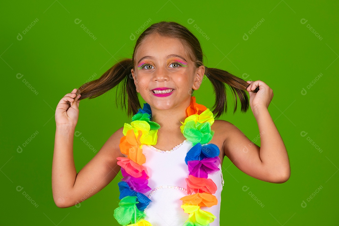 Linda joven loira usando conjunto de carnaval  sobre fundo verde isolado