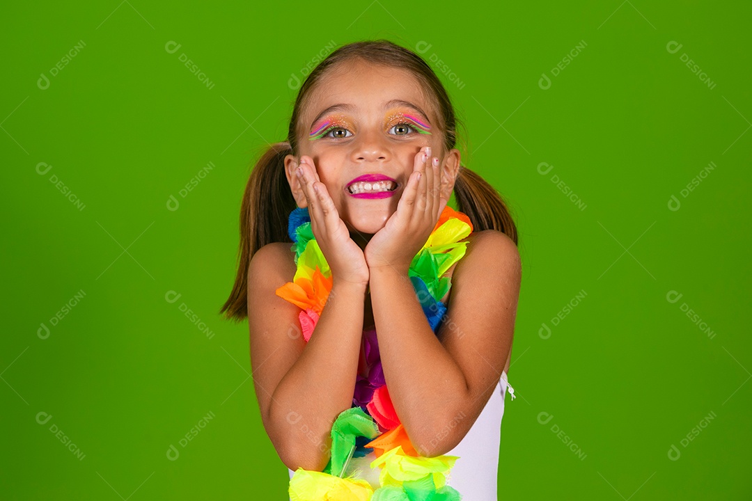 Linda joven loira usando conjunto de carnaval  sobre fundo verde isolado