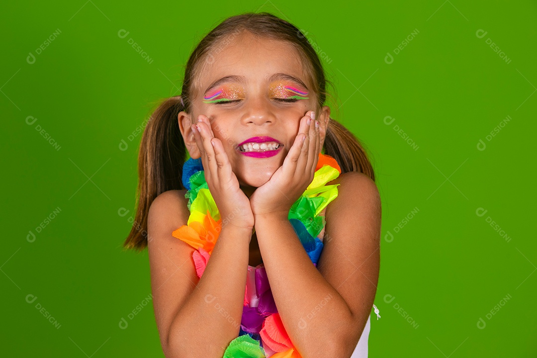 Linda joven loira usando conjunto de carnaval  sobre fundo verde isolado