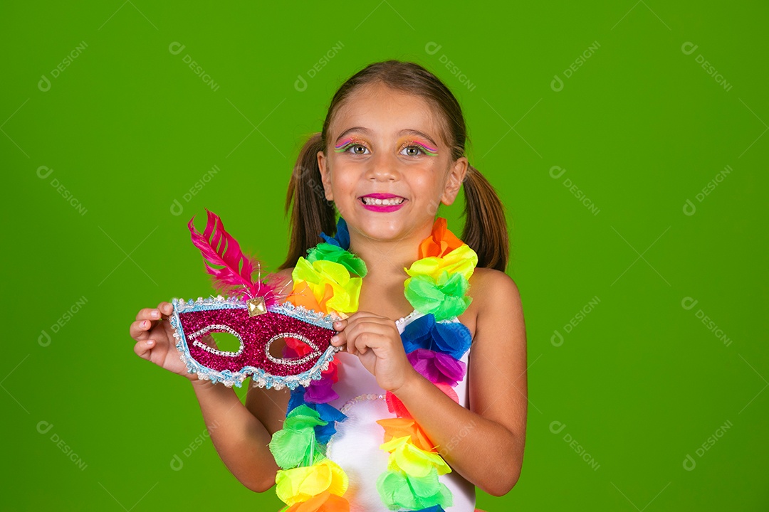Linda joven loira usando conjunto de carnaval  sobre fundo verde isolado