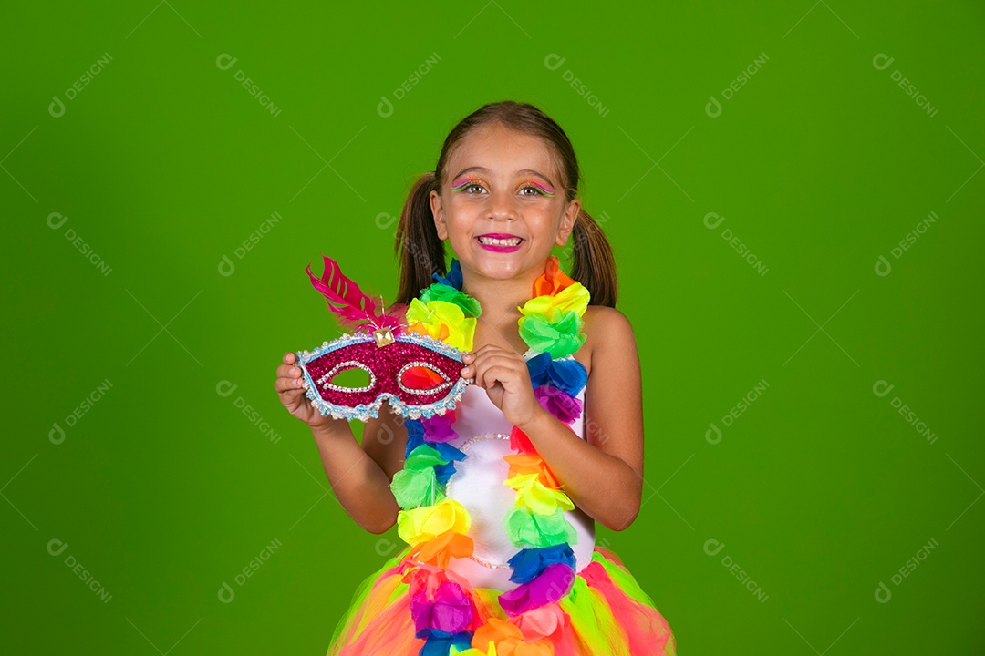 Linda joven loira usando conjunto de carnaval  sobre fundo verde isolado