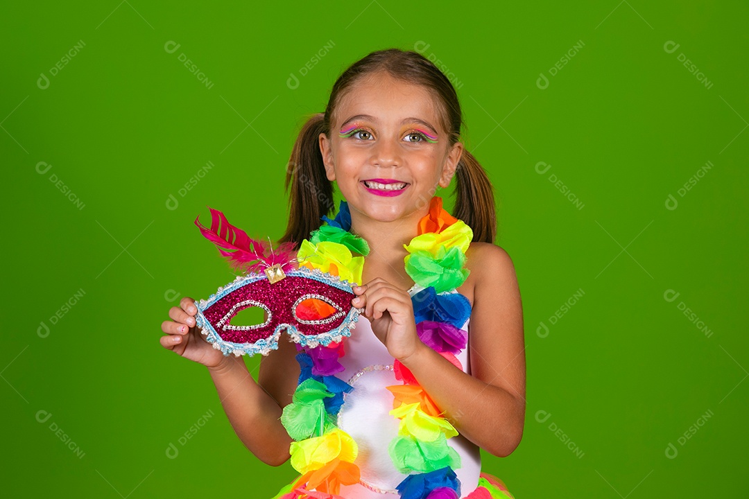 Linda joven loira usando conjunto de carnaval  sobre fundo verde isolado