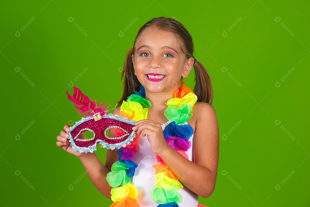 Linda joven loira usando conjunto de carnaval  sobre fundo verde isolado