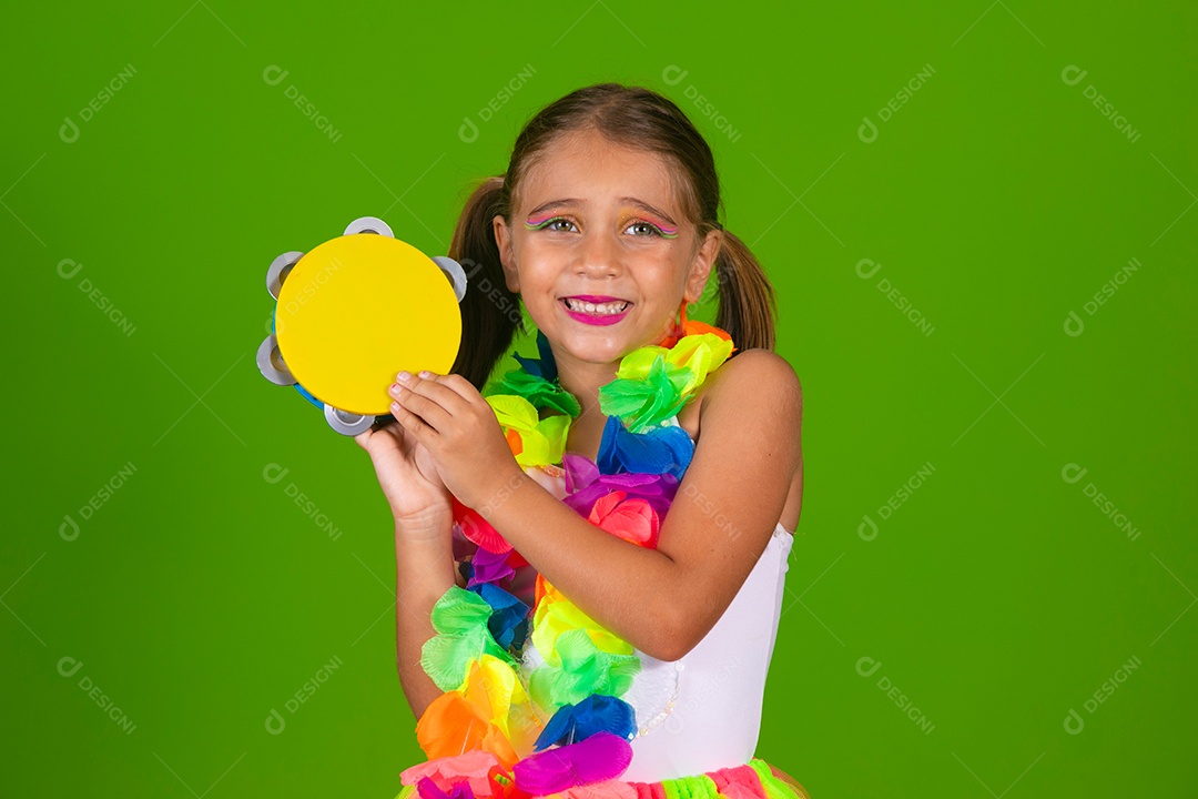 Linda joven loira usando conjunto de carnaval segurando pandeiro sobre fundo verde isolado