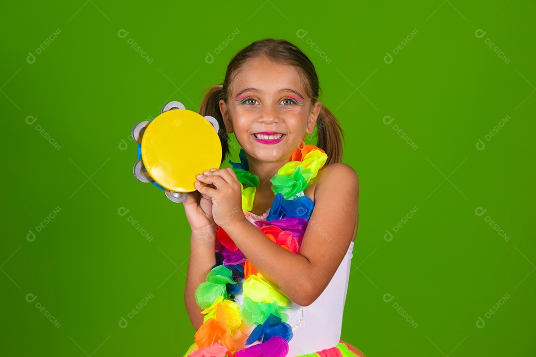 Linda joven loira usando conjunto de carnaval segurando pandeiro sobre fundo verde isolado
